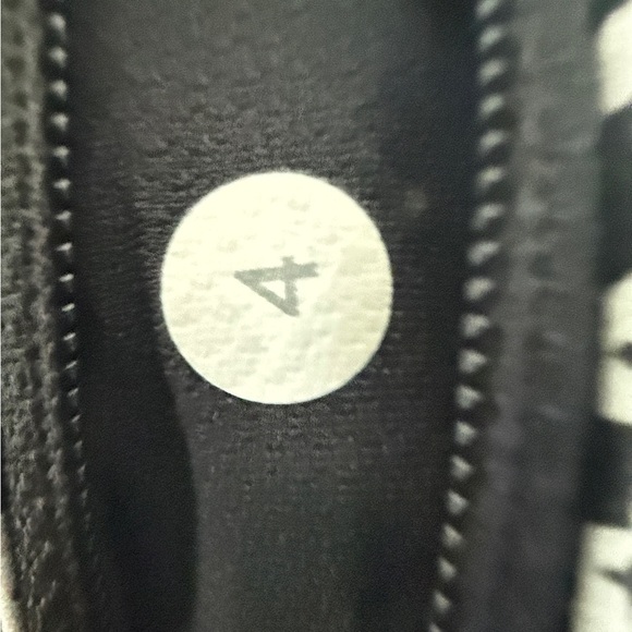 Lululemon Speed Mid Rise Shorts - Posey Black & White Mosaic - Picture 4 of 4
